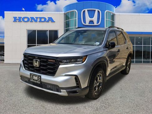 Used 2023 Honda Pilot TrailSport image 4