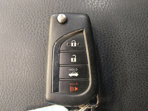 Used 2018 Toyota Camry SE w/ Moonroof Package FWD image 32