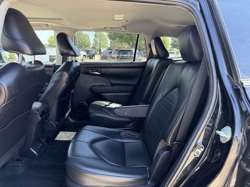 Used 2022 Toyota Highlander XLE FWD image 27