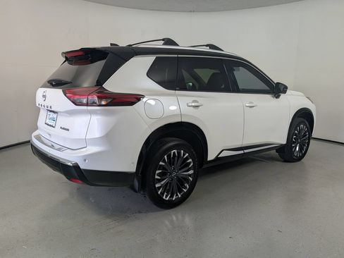 Used 2025 Nissan Rogue Platinum FWD image 7