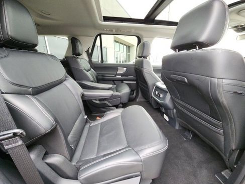 Used 2025 Ford Expedition Platinum image 7