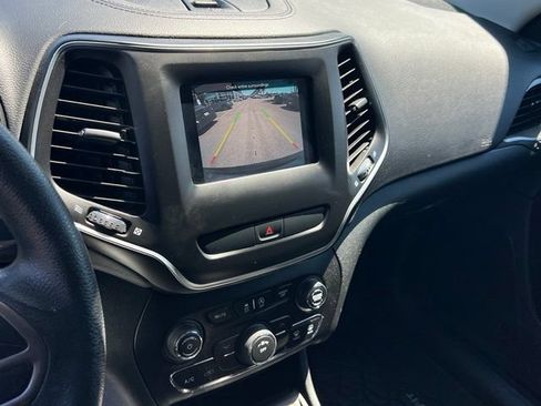 Used 2019 Jeep Cherokee Latitude w/ Popular Appearance Group AWD/4WD image 16
