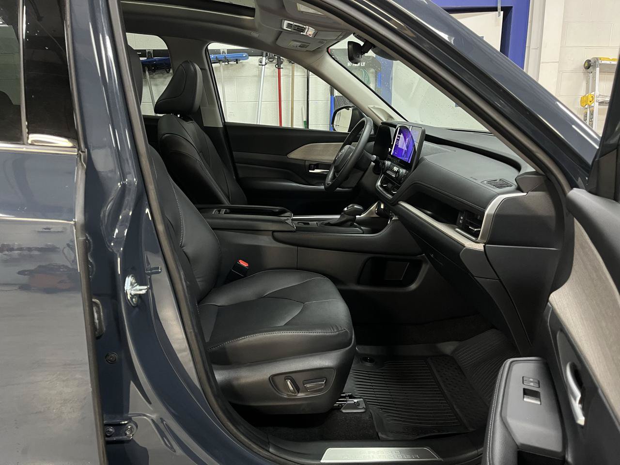 Used 2024 Toyota Grand Highlander AWD image 23