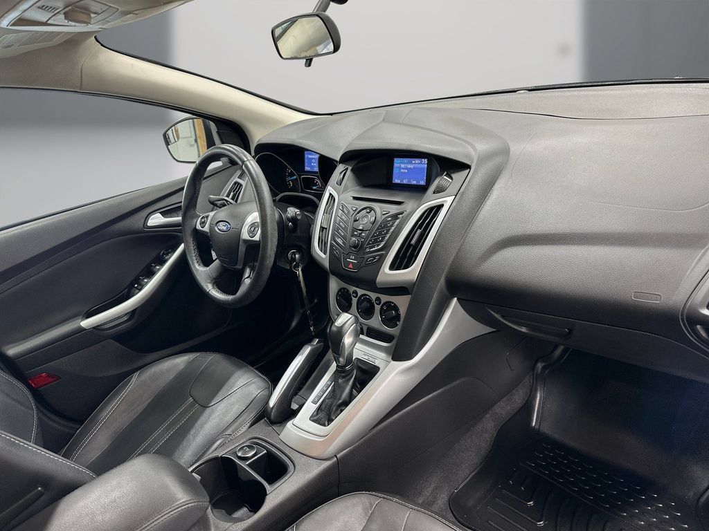 Used 2014 Ford Focus SE w/ Equipment Group 201A FWD image 16