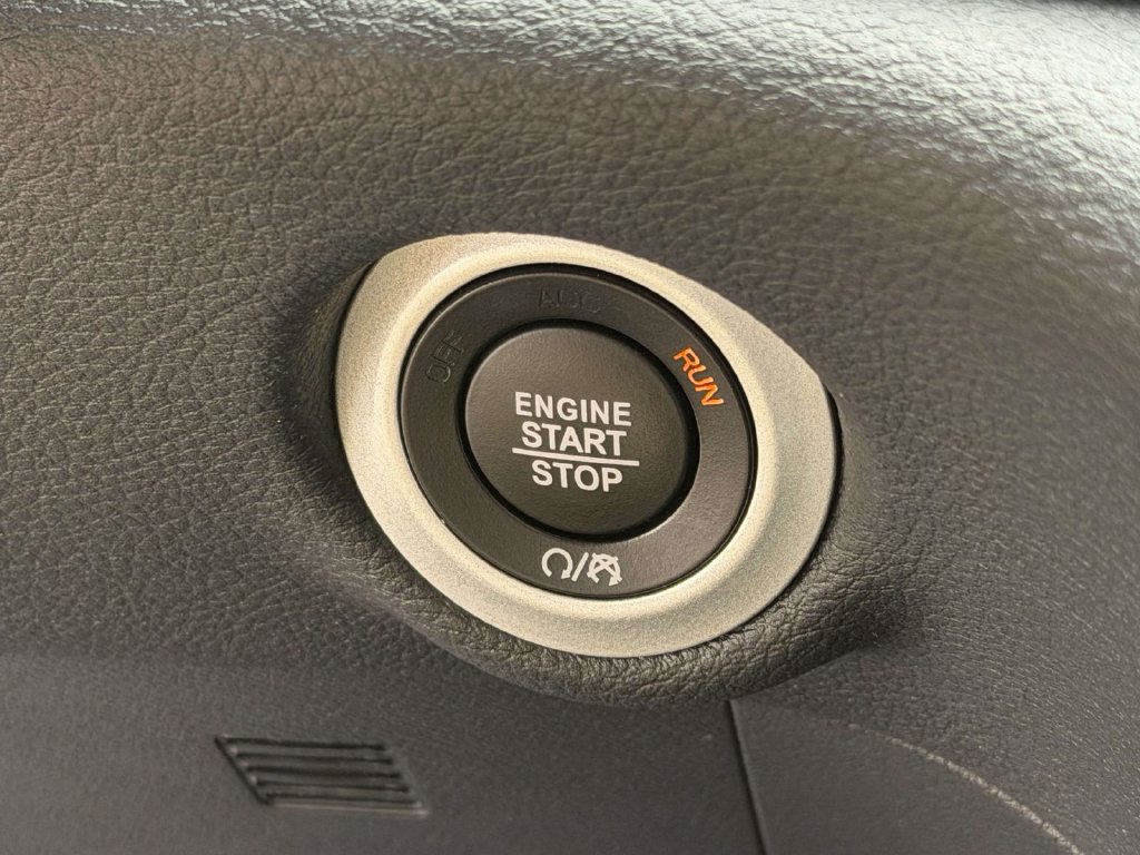 Used 2025 Chrysler Pacifica Limited FWD image 22