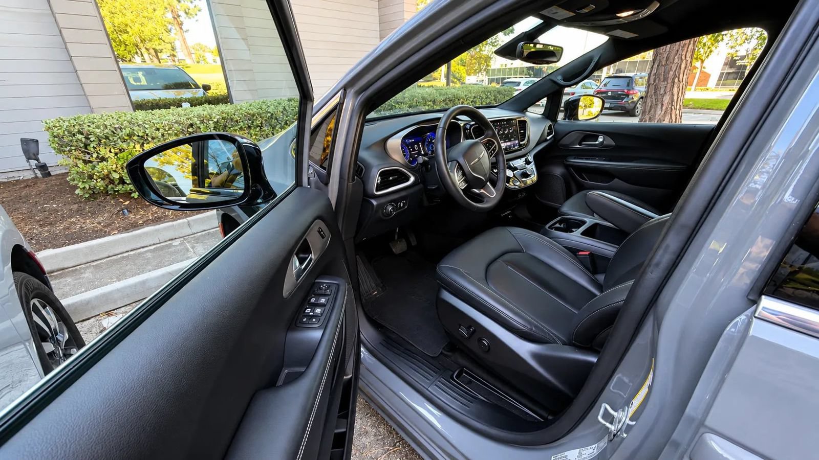 Used 2025 Chrysler Pacifica Select FWD image 14