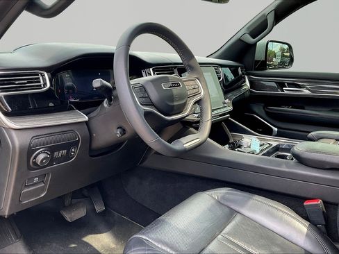 Used 2022 Jeep Wagoneer Series III w/ Premium Group I AWD/4WD image 17