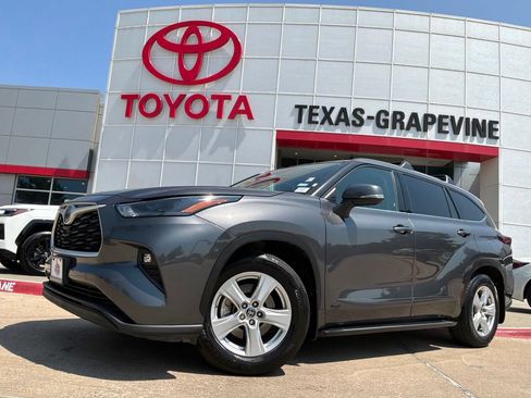 Used 2022 Toyota Highlander LE AWD/4WD image 2