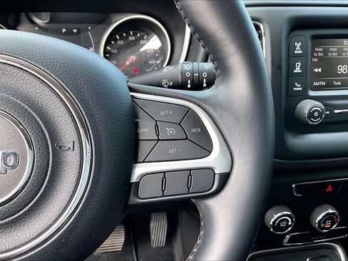Used 2018 Jeep Compass Latitude FWD image 25