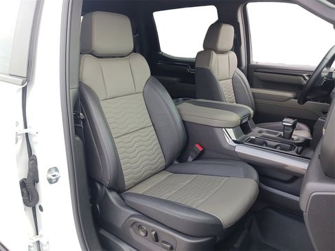 Used 2025 Chevrolet Silverado 1500 ZR2 w/ Technology Package image 29