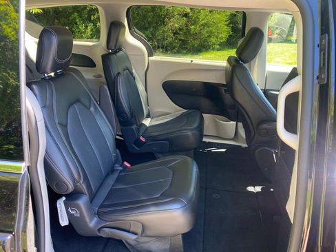 Used 2024 Chrysler Pacifica Touring-L FWD image 35