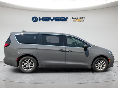 Used 2023 Chrysler Pacifica Touring-L FWD image 8