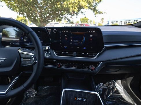 New 2025 Chevrolet Equinox LT w/ Convenience Package II image 17