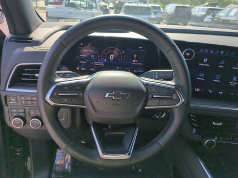 Used 2025 Chevrolet Suburban Z71 AWD/4WD image 18