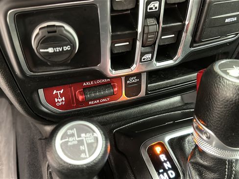 Used 2024 Jeep Wrangler Unlimited AWD/4WD image 18