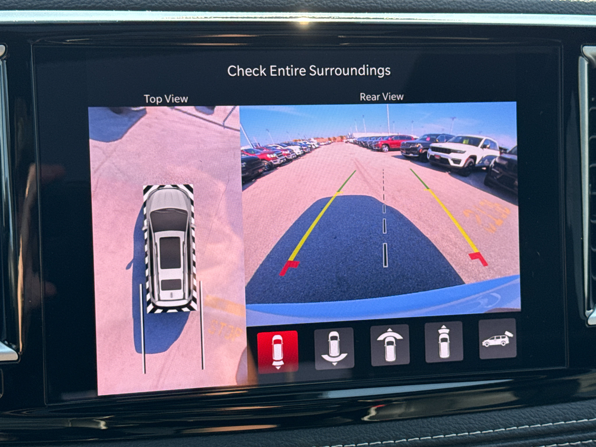 New 2027 Chrysler Pacifica Limited w/ Family Tech Group AWD/4WD image 8