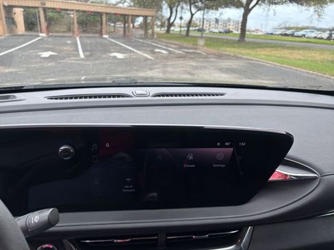 Used 2025 Buick Envista Preferred image 17