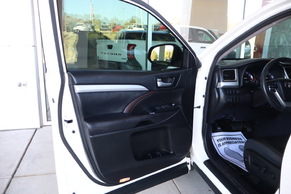 Used 2015 Toyota Highlander XLE AWD/4WD image 13