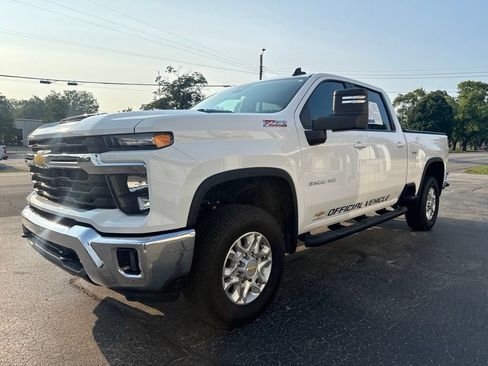 Used 2025 Chevrolet Silverado 2500 LT AWD/4WD image 3