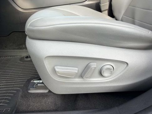 Used 2023 Toyota Highlander FWD image 10