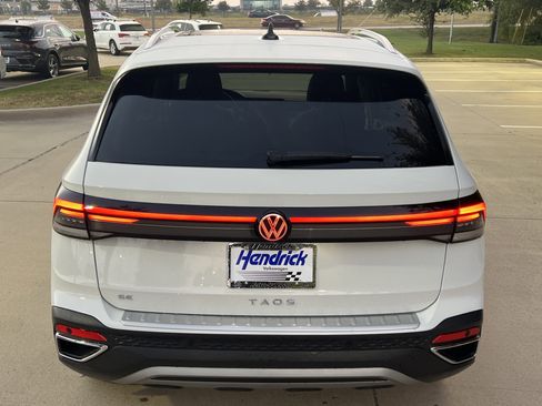 Certified 2025 Volkswagen Taos SE image 9