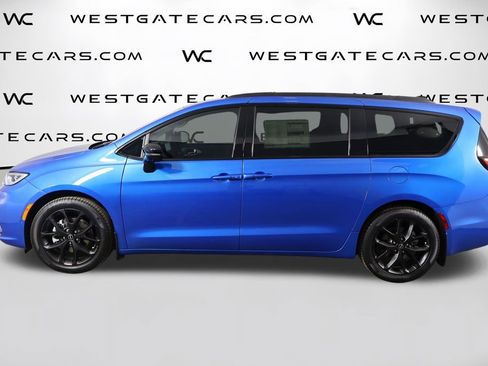 New 2026 Chrysler Pacifica Limited w/ Uconnect Theater Family Group image 5