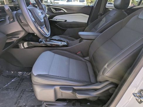 Used 2025 Chevrolet Trax LT w/ LT Convenience Package image 24