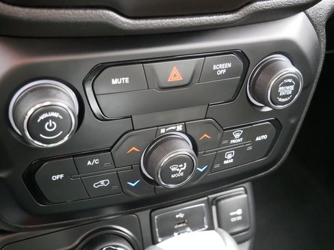 Used 2019 Jeep Renegade Latitude w/ Cold Weather Group image 19