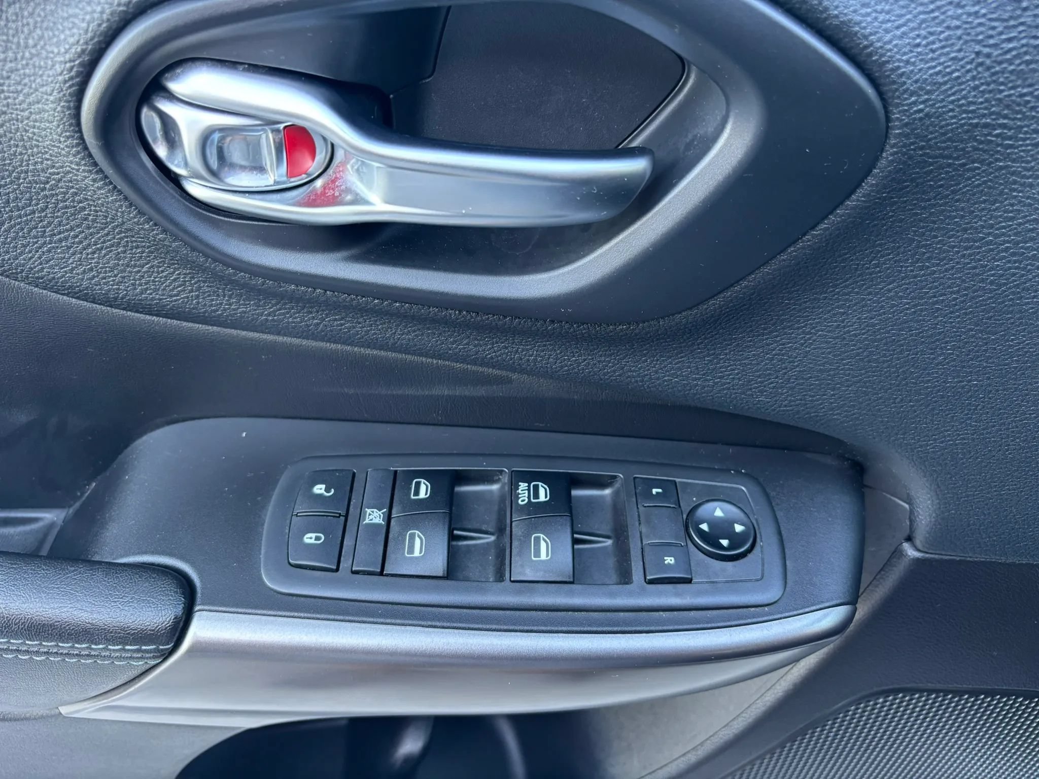 Used 2019 Jeep Cherokee Latitude w/ Popular Appearance Group FWD image 22