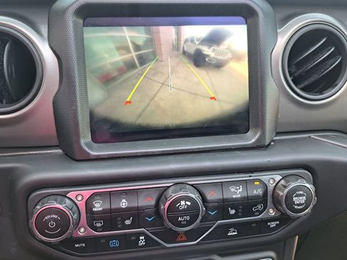 Used 2023 Jeep Wrangler Unlimited w/ Sun & Screen Package image 10