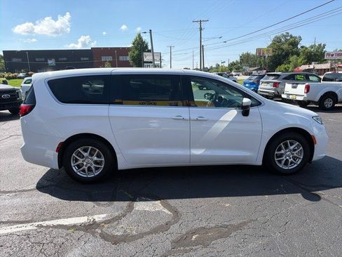 Used 2023 Chrysler Pacifica Touring-L FWD image 4