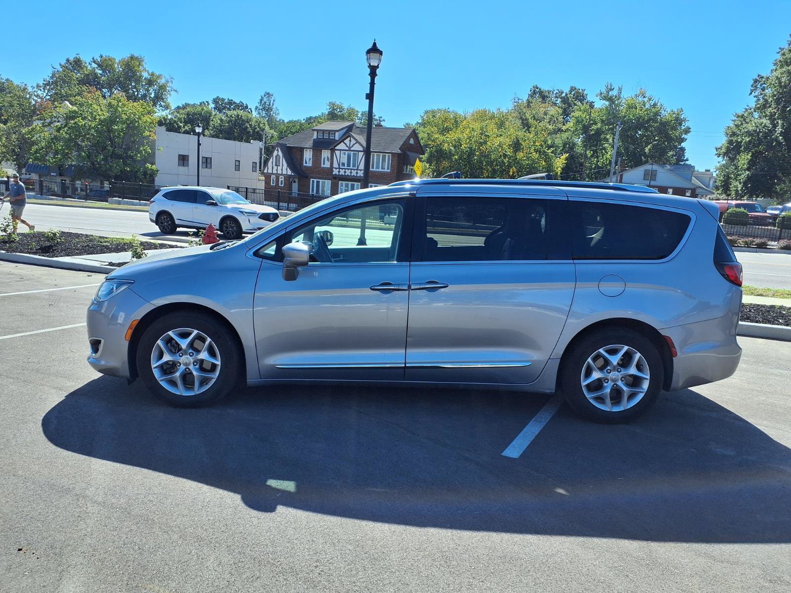 Used 2020 Chrysler Pacifica Touring-L Plus w/ Tire & Wheel Group FWD image 33