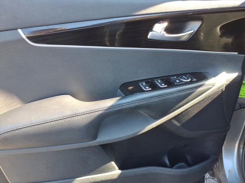 Used 2019 Kia Sorento EX image 16