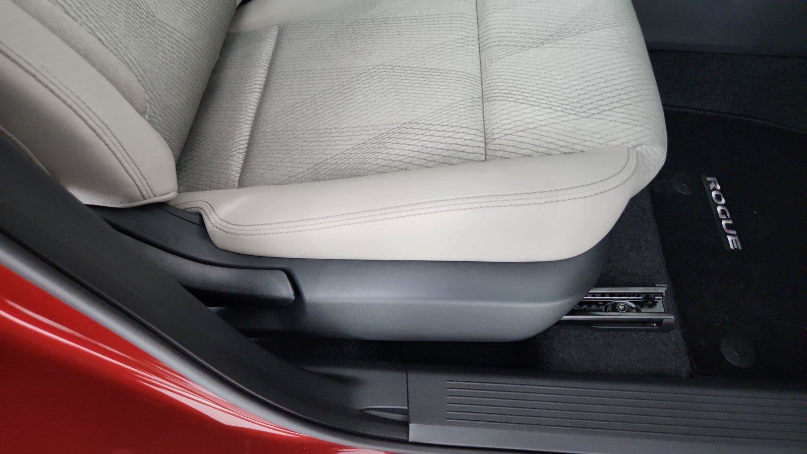 Used 2025 Nissan Rogue SV AWD/4WD image 27