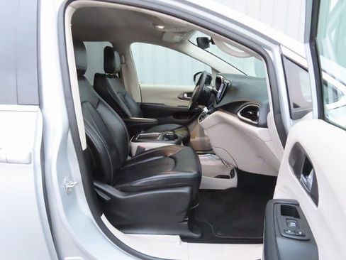 Used 2024 Chrysler Pacifica Touring-L FWD image 25