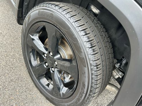 Used 2025 Jeep Grand Cherokee L Limited w/ Black Appearance Package image 17