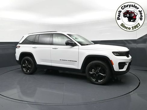 Used 2023 Jeep Grand Cherokee Altitude AWD/4WD image 1