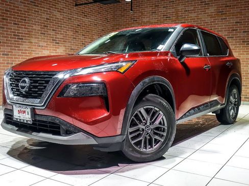 Used 2023 Nissan Rogue S image 2