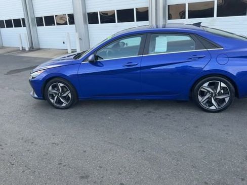 Used 2023 Hyundai Elantra Limited w/ Cargo Package FWD image 9