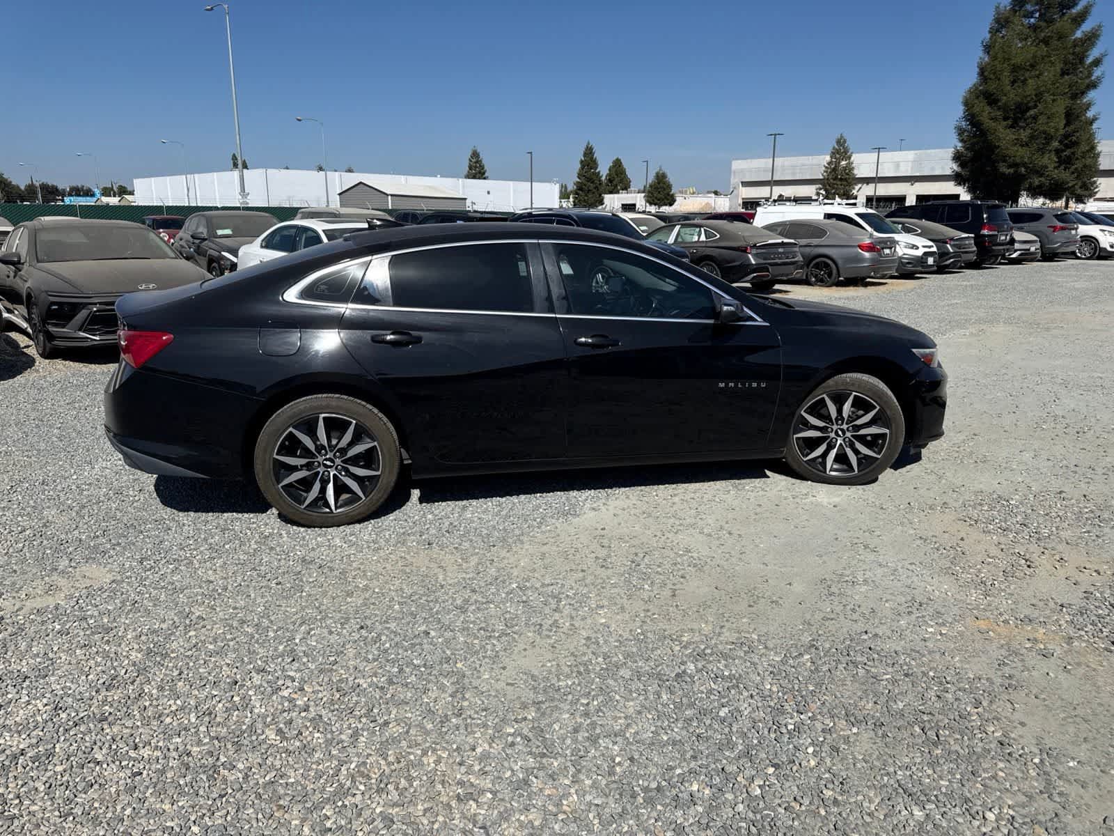 Used 2017 Chevrolet Malibu LT w/ Leather Package FWD image 4