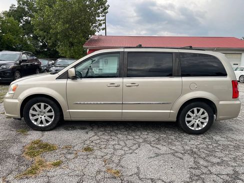 Used 2013 Chrysler Town & Country Touring FWD image 4