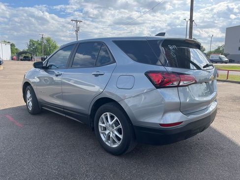 Used 2023 Chevrolet Equinox LS w/ LS Convenience Package FWD image 5