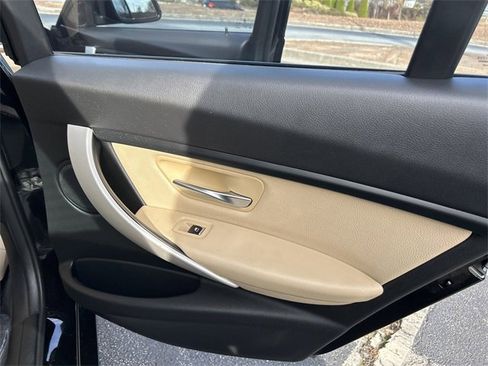 Used 2018 BMW 320i Sedan w/ Convenience Package image 19