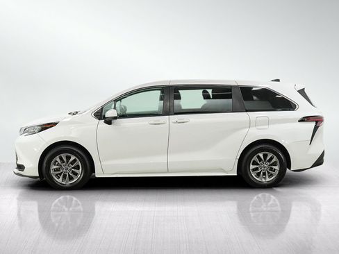 Used 2021 Toyota Sienna LE AWD/4WD image 2