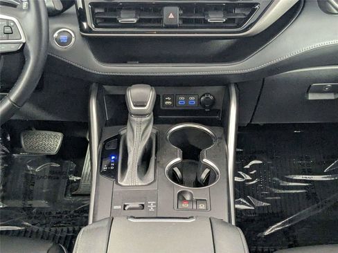 Used 2022 Toyota Highlander XLE FWD image 42