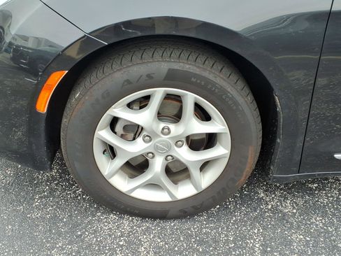 Used 2017 Chrysler Pacifica Touring-L Plus w/ Tire & Wheel Group FWD image 31