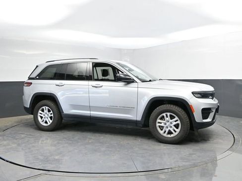 Used 2024 Jeep Grand Cherokee Laredo AWD/4WD image 5