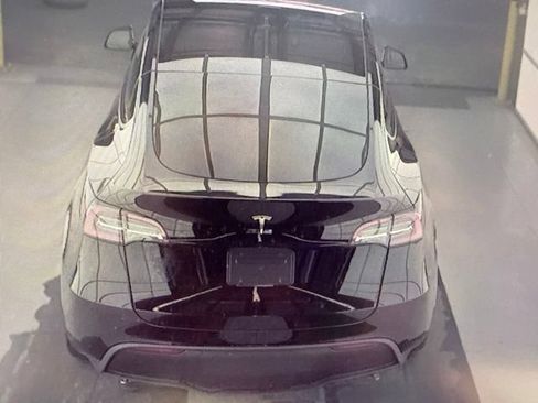 Used 2023 Tesla Model Y 2WD image 12