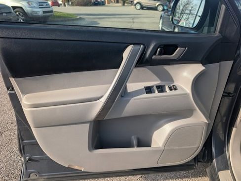 Used 2010 Toyota Highlander SE image 9