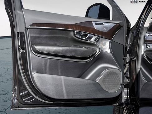 Used 2017 Volvo XC90 T6 Momentum w/ Vision Package image 26